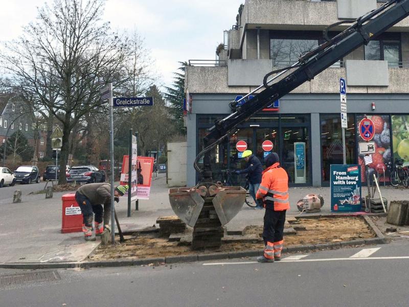 Entsiegelung im vollen Gange Raus mit dem Platten - Lokstedt wird abgepflastert