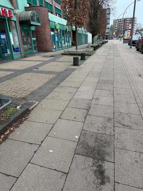 Plattenwüste vorm Geschäftshaus